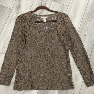 Banana Republic beautiful lace top w/ stretch. Wear over a longsleeve t or cami